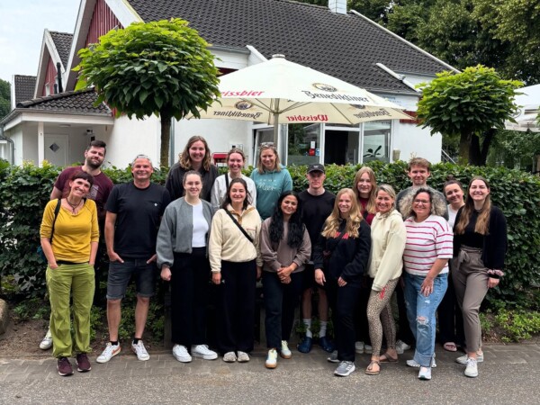 Teamzeit = Qualitytime! ☀️🧡Unser alljährliches Sommerfest führte uns letztes Wochenende nach Nordhorn – und was sollen wir sagen? 
Es war einfach wieder ganz toll! 💥

Ein Wochenende voller Spaß, Sonnenschein und Teamspirit – genau so, wie wir’s lieben. 
Ob beim gemeinsamen Frühstück, beim Lachen bis spät in die Nacht oder einfach beim Zusammensein: 

Die Gemeinschaft in unserem Team ist etwas ganz Besonderes. 🤝

physio physiotherapy physiolife physiotherapie physiostudent sommer sommergefühle gesundheit gesundheitistalles nieohnemeinteam teamzeit rehaaktiv osnabrück rehaaktivosnabrück nordhorn seeparknordhorn