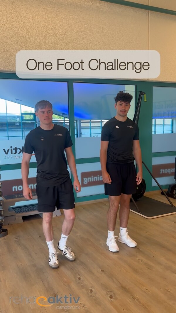 🦶 Wie lange kannst du auf einem Bein stehen?
Die OneFootChallenge wartet auf dich!Balance, Körperspannung und ein bisschen Mut – mehr brauchst du nicht!
Stell dich hin, heb ein Bein und finde dein Gleichgewicht. Klingt einfach? 
Dann zeig, was du drauf hast! 😎 

fitnessmotivation physio gesundheit physiotherapie rehaaktiv sportmotivation physiotherapy osnabrück prävention gesundlebenmachtglücklich rehaaktivosnabrück challengechallenge